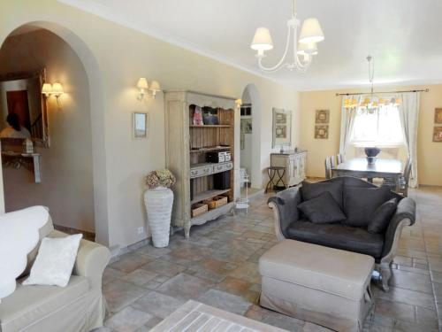 un salon avec deux canapés et une table dans l'établissement Villa Le Bouloulou by Interhome, à Velleron