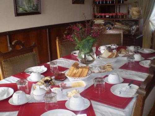 una mesa con platos de comida encima en Hostal Möller, en Villarrica