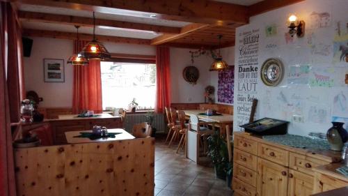 kuchnia i jadalnia ze stołem i krzesłami w obiekcie Pension Barzaunerhof w mieście Fresach