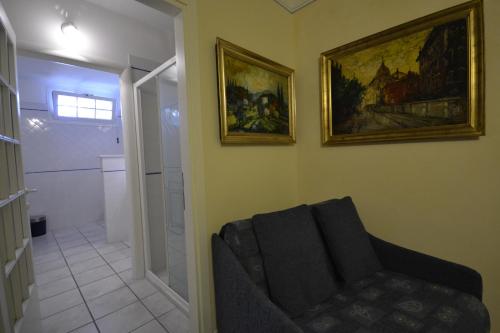 a living room with a couch and a painting on the wall at Appartamento Valentina in Cortona