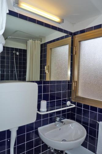Un baño de Hotel Centrale Byron