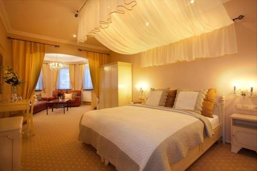 Postel nebo postele na pokoji v ubytování Wellness Hotel Zlatá Lípa