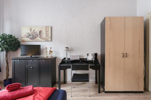 a room with a desk and a desk with a computer at Ferienwohnung Residenz bis 6 Gäste , Ferienwohnung Dresden bis 4 Gäste, Ferienwohnung Elbflorenz bis 2 Gäste in Dresden