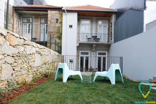 ポルトにあるLovely Portoの家の前の芝生に座る椅子2脚