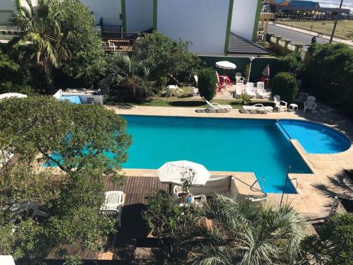 阿肖海Hotel Scoglie的度假村游泳池的俯视图