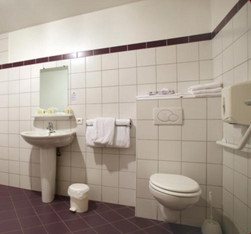 a bathroom with a toilet and a sink at Hôtel Restaurant Au Lion d'Or in Burnhaupt-le-Haut