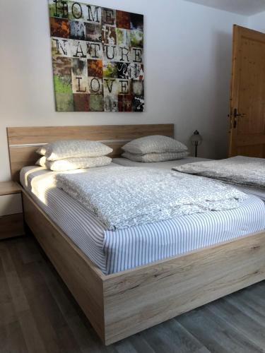 ein Bett mit einem Holzrahmen in einem Schlafzimmer in der Unterkunft Apartment Gisi in Innsbruck