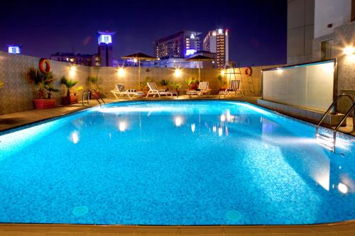 Het zwembad bij of vlak bij Landmark Riqqa Hotel