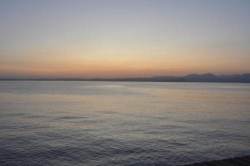 a view of the ocean at sunset at Bardoliners in Bardolino