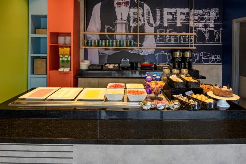 a buffet line with food on a table at ibis budget Sorocaba in Sorocaba