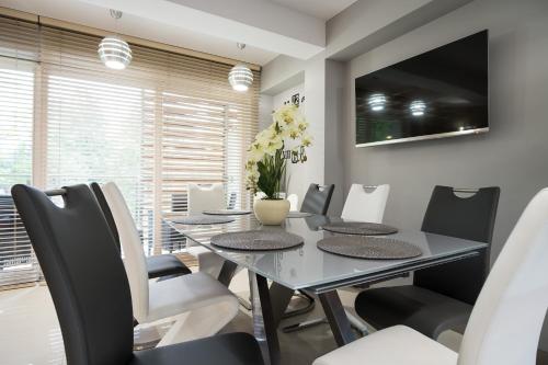 a dining room with a table and chairs at VIP Apartamenty Stara Polana 2 in Zakopane