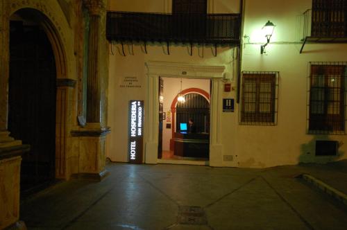 un pasillo vacío con una puerta en un edificio en Hotel Hospederia San Francisco, en Priego de Córdoba