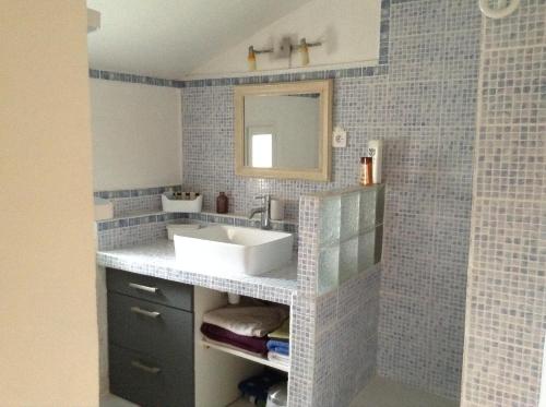 Koupelna v ubytování Chambre d'hôtes Le Cèdre