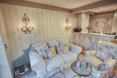 a living room with a white couch and a table at Ferienwohnung Liiger Wal in Morsum