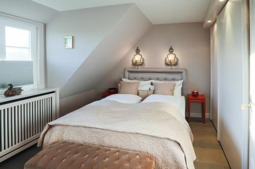 a attic bedroom with two beds and a window at Ferienhaus Weetstich in Archsum