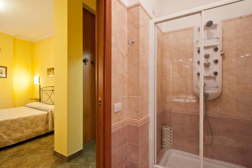 ローマにあるB&B La Portaのバスルーム(シャワー付)、ベッド1台が備わります。