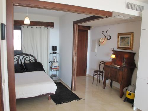 a bedroom with a bed and a desk in it at Vistas Increibles in Las Negras
