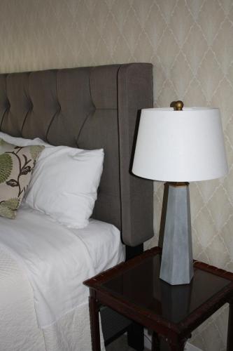 Ένα ή περισσότερα κρεβάτια σε δωμάτιο στο Maplewood Hotel