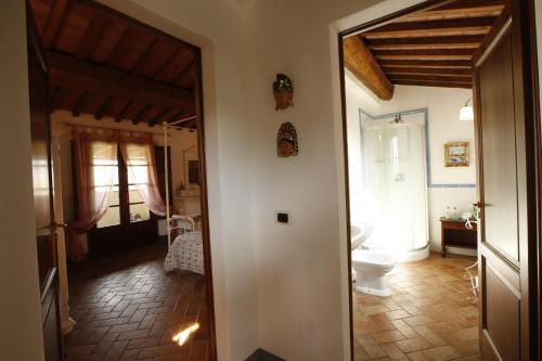 - Baño con aseo en una habitación en Appartamento in Casale toscano, en Orentano