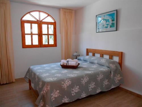 1 dormitorio con cama y ventana en Estudio en Miraflores, en Lima