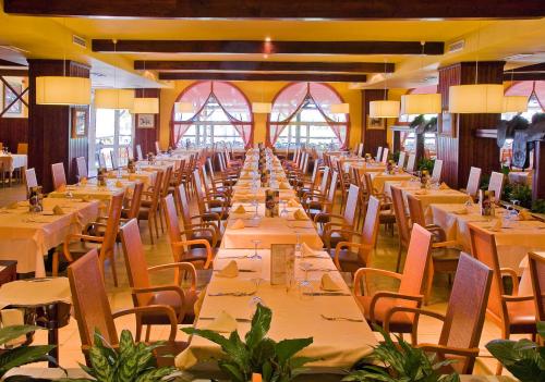 
Un restaurante o sitio para comer en Playacartaya Aquapark & Spa Hotel
