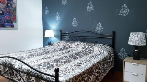 - une chambre avec un lit et un mur bleu dans l'établissement Appartamento Bandiera Blu, à Sirolo