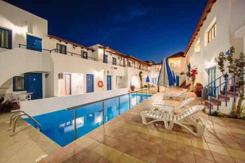 un patio con piscina en un edificio en Iliana Hotel en Panormos Rethymno
