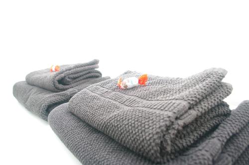 a group of gray towels with a toy fish on them at Carlos & Ana Amplio Apartamento 4 Habitaciones Centro Valencia in Valencia