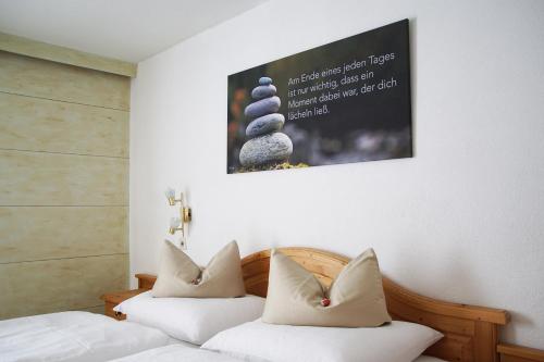 2 camas en una habitación con una foto en la pared en Haus Arnold Schranz, en Sankt Anton am Arlberg