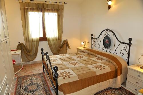 une chambre avec un lit et une fenêtre dans l'établissement villa i ginepri, à Budoni