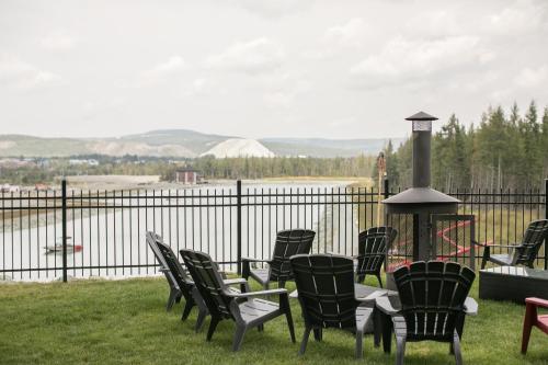 a group of chairs and a fire pit on a yard at Hôtel du Domaine, centre de villégiature et de congrès in Thetford Mines