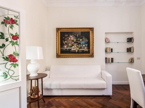 ローマにあるApartment Vatican Luxury Apt by Interhomeの白いソファ付きのリビングルーム、壁に絵画