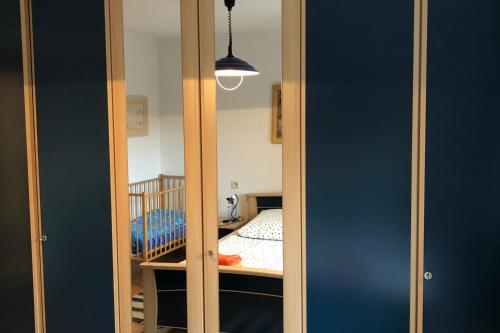a mirror in a room with a crib at Ferienhaus im Wald in Edelschrott