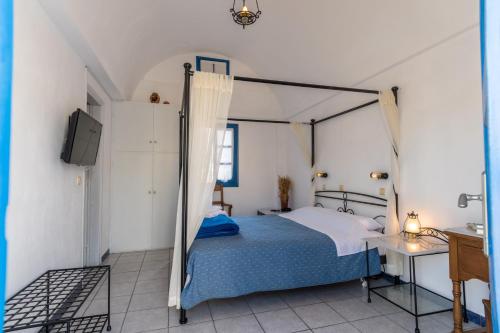 Een bed of bedden in een kamer bij Irigeneia Hotel