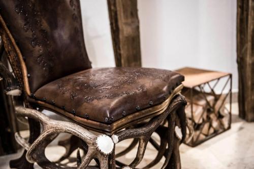 a brown leather chair sitting next to a table at Apartments Chalet Anna in Ortisei