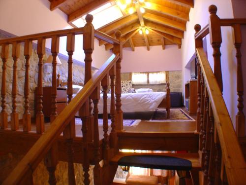 Una escalera que conduce a un dormitorio en una casa en Ariadne Guesthouse en Arachova