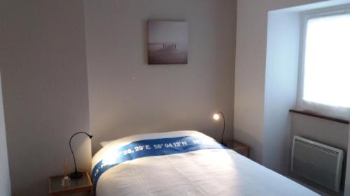 um quarto com uma cama com uma fotografia na parede em Lesneven Appart Nuitee em Lesneven