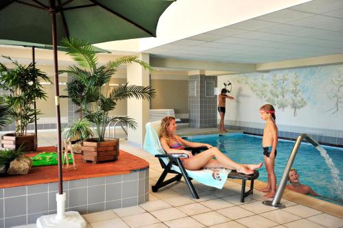 豐羅穆的住宿－哥雷亞勒多邁德卡斯特拉公寓式酒店，一群人在游泳池里