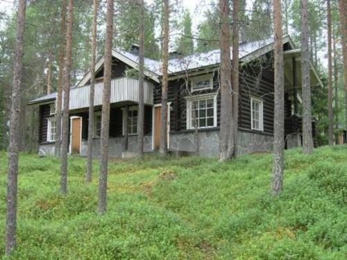 ein altes Haus inmitten eines Waldes in der Unterkunft Holiday Home Kangastus a by Interhome in Suomutunturi