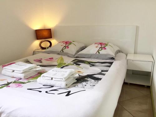 une chambre avec un lit avec des serviettes dessus dans l'établissement Barcaresa-Agréable appartement vue mer panoramique, au Barcarès