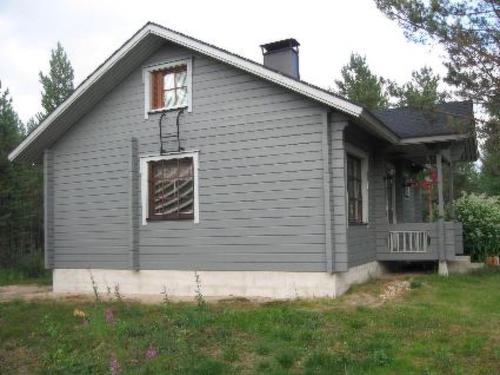 ein graues Haus mit einem Fenster und einer Veranda in der Unterkunft Holiday Home Mäntyaho by Interhome in Karvonen
