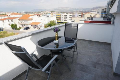 Apartment Kozina tesisinde bir balkon veya teras