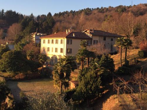 una casa en una colina con palmeras en Guest House Villa Corti en Como