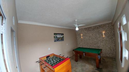a room with a ping pong table and a ceiling at Casa de Férias Praia Grande in Praia Grande