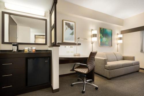 a hotel room with a desk and a chair at Hyatt Place Philadelphia/ King of Prussia in King of Prussia