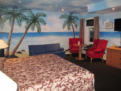 1 dormitorio con 1 cama y palmeras en la pared en Knights Inn London Ontario, en London