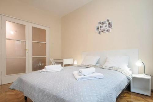 Una cama o camas en una habitación de Urban Stay Apartment