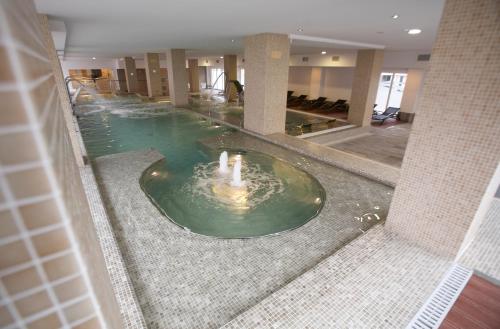 a swimming pool in the middle of a hotel lobby at Hotel Bienestar Moaña in Moaña