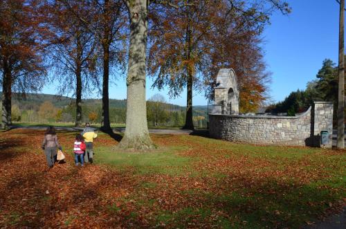 two children walking in a park with umbrellas at B&B Nord Sud in Salmchâteau