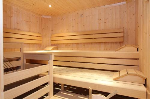 - un sauna en bois avec du parquet et des étagères en bois dans l'établissement Alpine Resort by Alpin Rentals - incl Summercard, à Kaprun